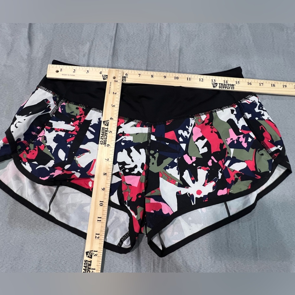 Lululemon Athletica Pop Cut Boom Juice Multi / Black Speed Shorts 2.5” sz 8 - Picture 9 of 9